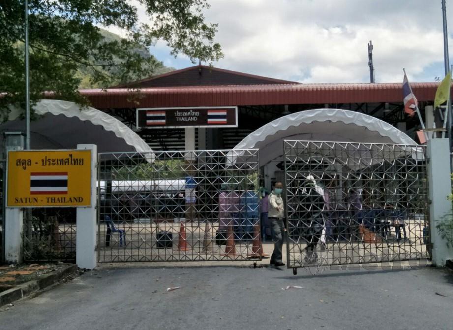 Pihak berkuasa Thailand menutup Pintu pagar sempadan Thailand selepas hanya membenarkan empat jam sehari dibuka kepada 50 warga Thailand yang menetap di Perlis dan Pulau Langkawi, Kedah. FOTO DZIYAUL AFNAN ABDUL RAHMAB