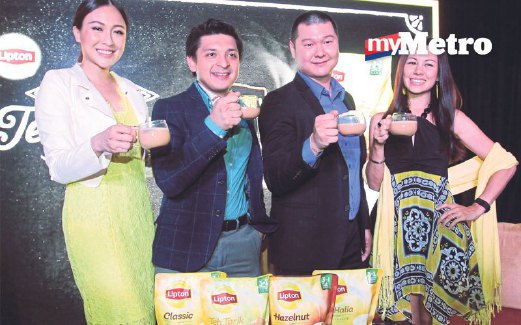 SELEBRITI dari kiri Debbie Goh, Razif Hashim bersama Pengurus Kanan Jenama Unilever, Shawn Tan dan Jojo Struys pada majlis pelancaran perisa baru teh tarik Lipton, baru-baru ini.