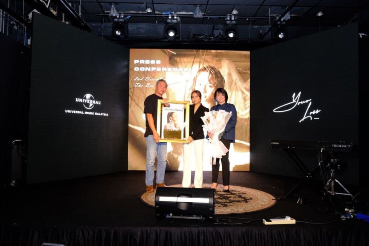 YANA menerima plak pencapaian Anugerah Emas selepas berjaya meraih keuntungan lebih 250,000 daripada karyanya di Universal Music Malaysia.