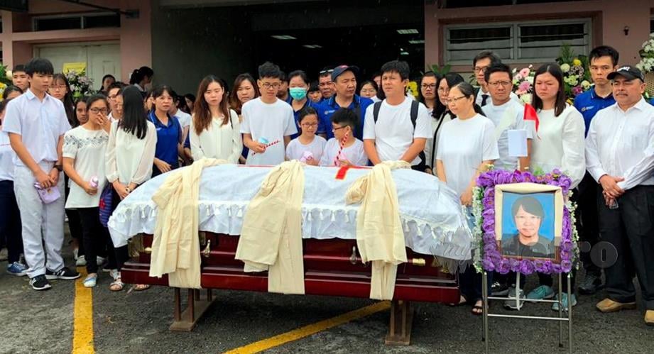 Ahli keluarga dan rakan sekerja memberi penghormatan terakhir kepada mendiang  Yap Hue Ling, 47 yang meninggal dunia selepas pengsan ketika mengajar kelas tambahan di SMK Deshon. FOTO Harun Yahya.