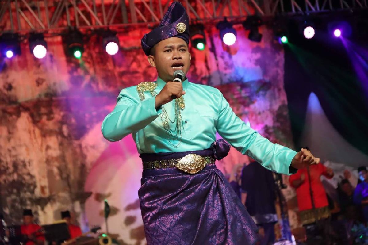YASSER bangga menyanyikan lagu tradisional Melayu.
