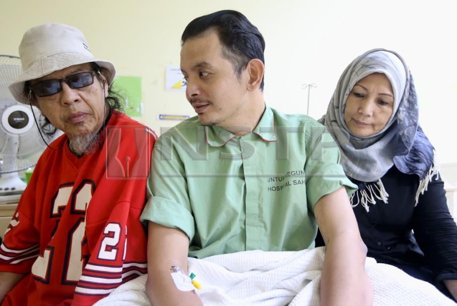 YAZIT bersama isterinya, Ramlah Ahmad dan Shahmirnuri di Hospital Serdang. -Foto Nurul Shafina Jemenon