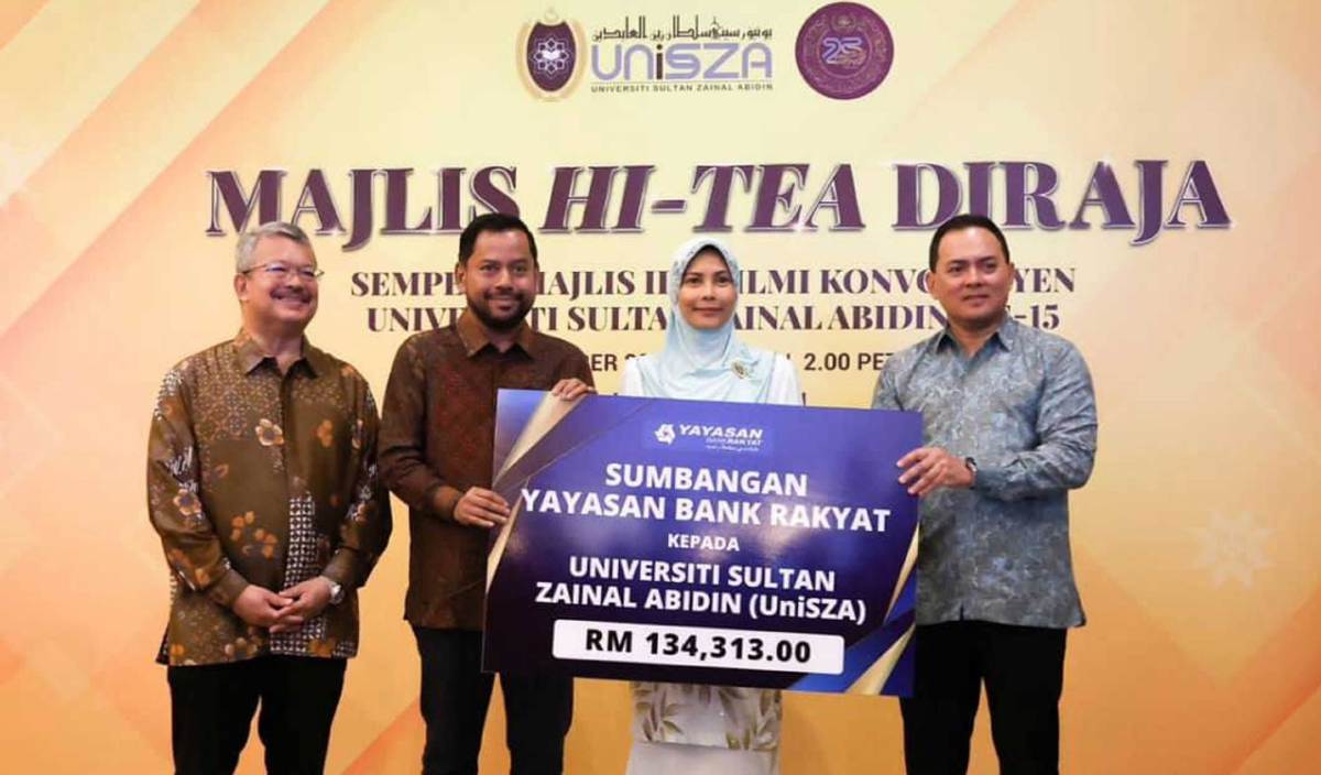 SYAIFUL Rizal (dua kiri) mempersembahkan sumbangan YBR kepada Sultanah Terengganu, Sultanah