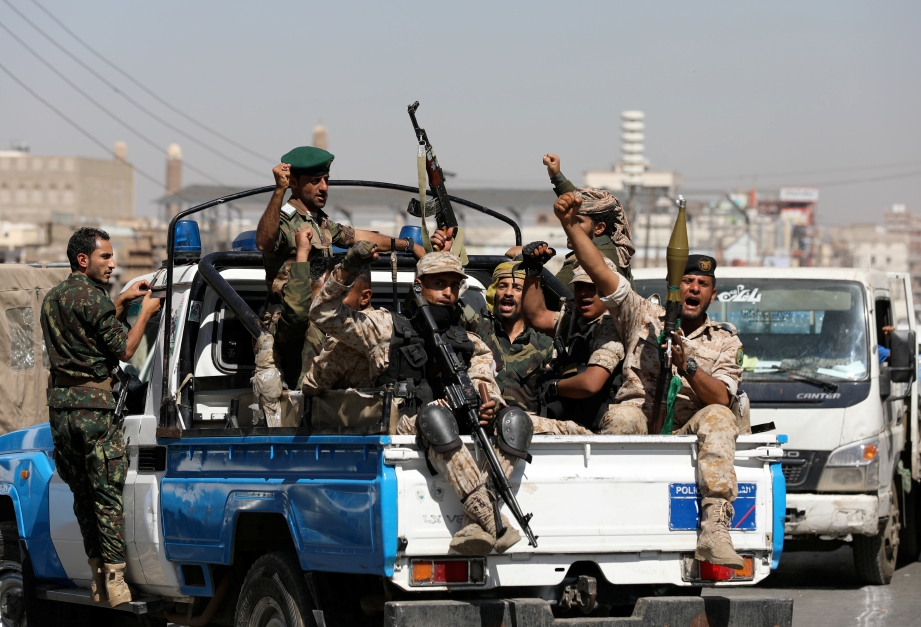 KUMPULAN militan Houthi berkumpul di Sanaa. FOTO Reuters