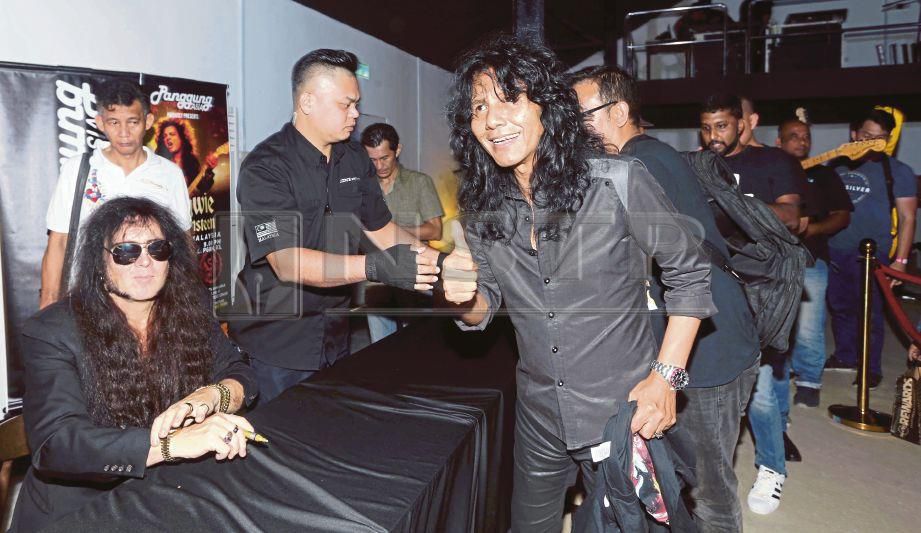 YNGWIE Malmsteen (kiri) ketika sesi bertemu peminat sempena konsert sulungnya di Kuala Lumpur, malam ini. FOTO Rosdan Wahid. 