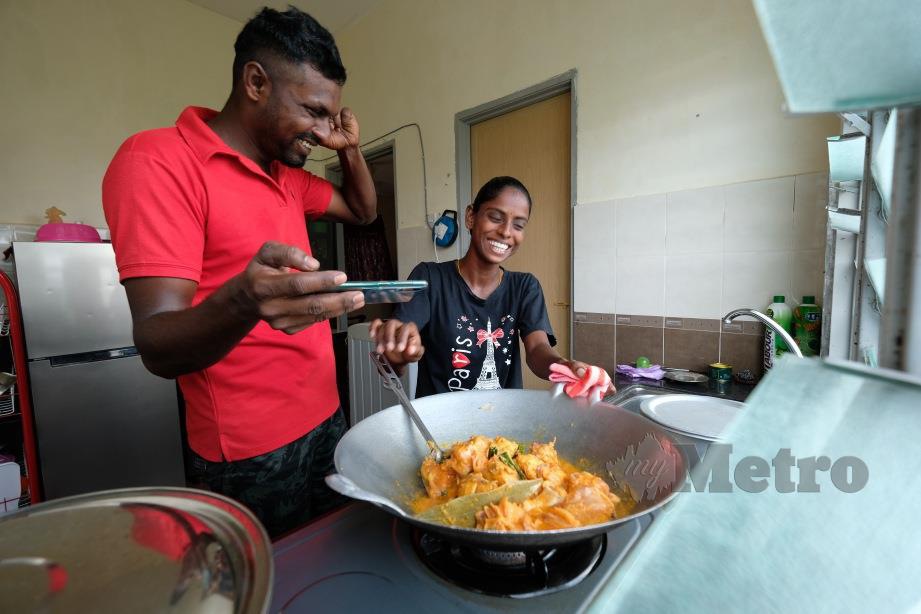 Youtuber Masakan, S.Pavithra,28,(kanan) bersama suaminya M.Sugu,29 ceria ketika merakamkan video masakan menu Nasi Beriani untuk dimuat naik di saluran masakannya. FOTO BERNAMA