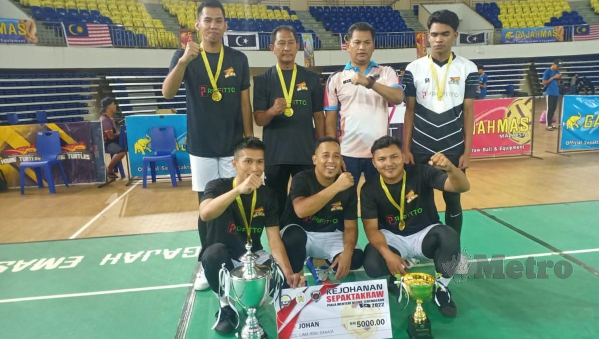PASUKAN Young Turtles muncul juara Kejohanan Sepaktakraw Piala Menteri Besar Terengganu di Stadium Tertutup Kompleks Sukan Negeri di Gong Badak. FOTO MALIK MUHAMAD