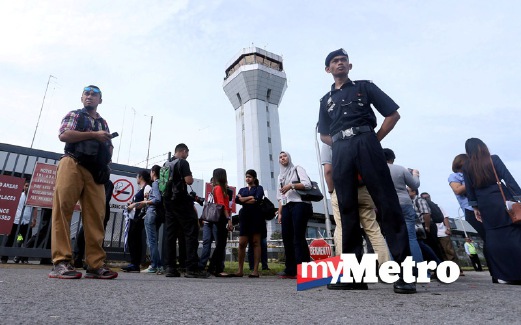 ANTARA wartawan dan jurugambar menunggu di luar Pusat Kawalan Trafik Udara Kuching untuk sidang akhbar perkembangan terkini insiden kehilangan helikopter. FOTO Muhd Zaaba Zakeria