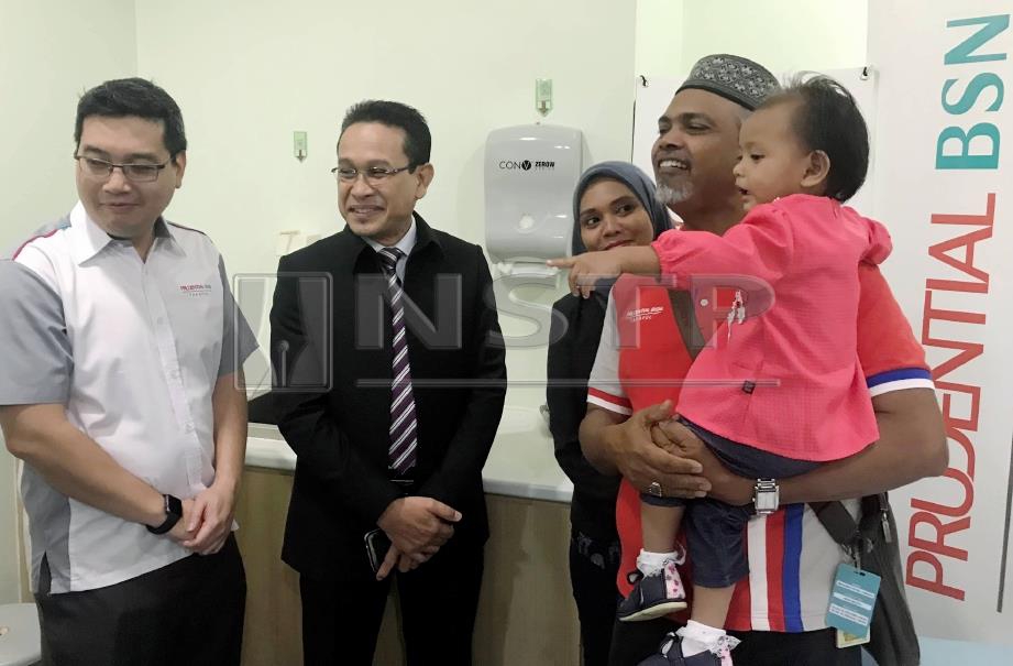WAN Saifulrizal (kiri) bersama Zabidi (dua dari kiri) kiri) serta kanak-kanak berusia dua tahun, Afaf Fudzla Muhammad Aslam selepas menjalani suntikan vaksin influenza di Hospital Pakar KPJ Pulau Pinang di Bandar Perda, Bukit Mertajam. FOTO Rosli Ahmad.