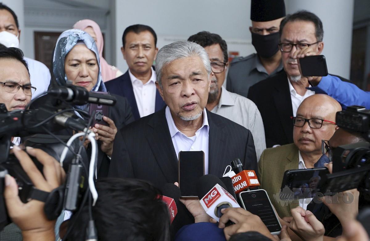 Ahmad Zahid pada sidang media sebaik keluar dari Kompleks Mahkamah Kuala Lumpur selepas prosiding bela diri bagi 47 pertuduhan membabitkan pecah amanah, rasuah dan pengubahan wang haram berkaitan dana YAB. FOTO SAIFULLIZAN TAMADI 