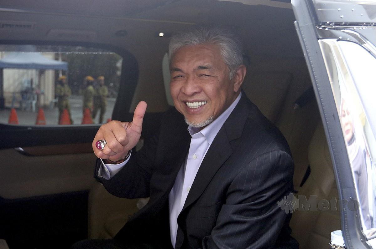 Ahmad Zahid keluar dari Kompleks Mahkamah Kuala Lumpur selepas prosiding bela diri bagi 47 pertuduhan membabitkan pecah amanah, rasuah dan pengubahan wang haram berkaitan dana YAB. FOTO SAIFULLIZAN TAMADI 