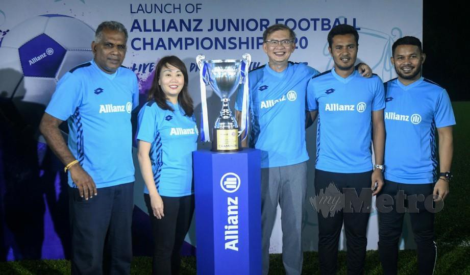 CEO Allianz Malaysia Berhad, Zakri Khir (tiga dari kanan) bersama dengan trofi ketik Majlis Pelancaran AJFC 2020. FOTO Bernama 