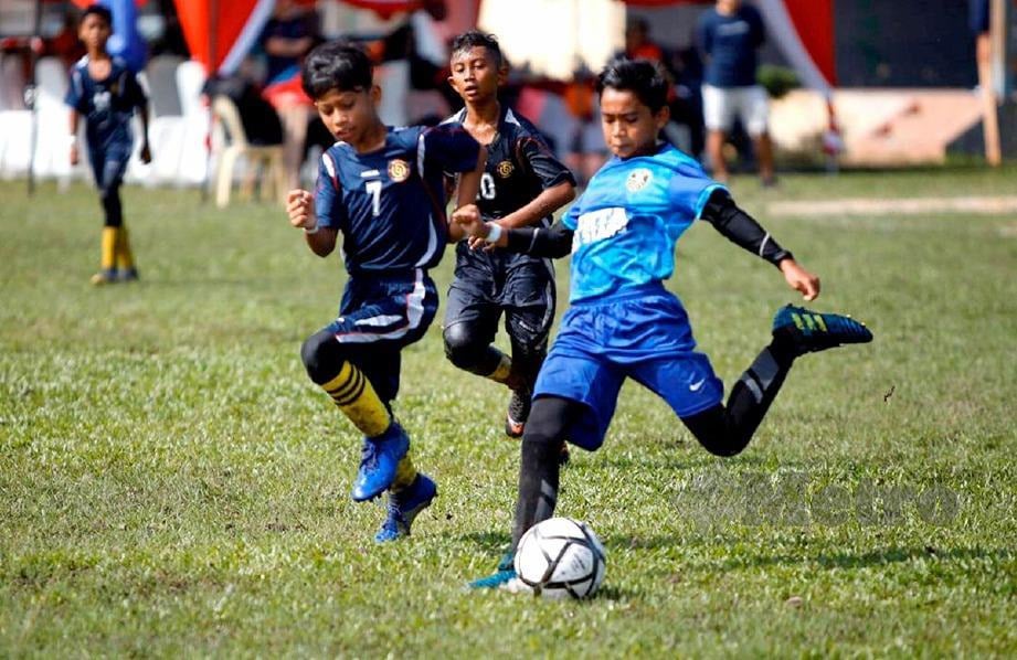 AKSI pemain cilik ketika menyertai Kejohanan Bola Sepak Piala Yakult Aidil Zaquan bawah 12 tahun (U12), di padang Sekolah Menengah Kebangsaan Tengku Ampuan Durah (SMKTAD), Seremban. FOTO Mohd Amin Jalil