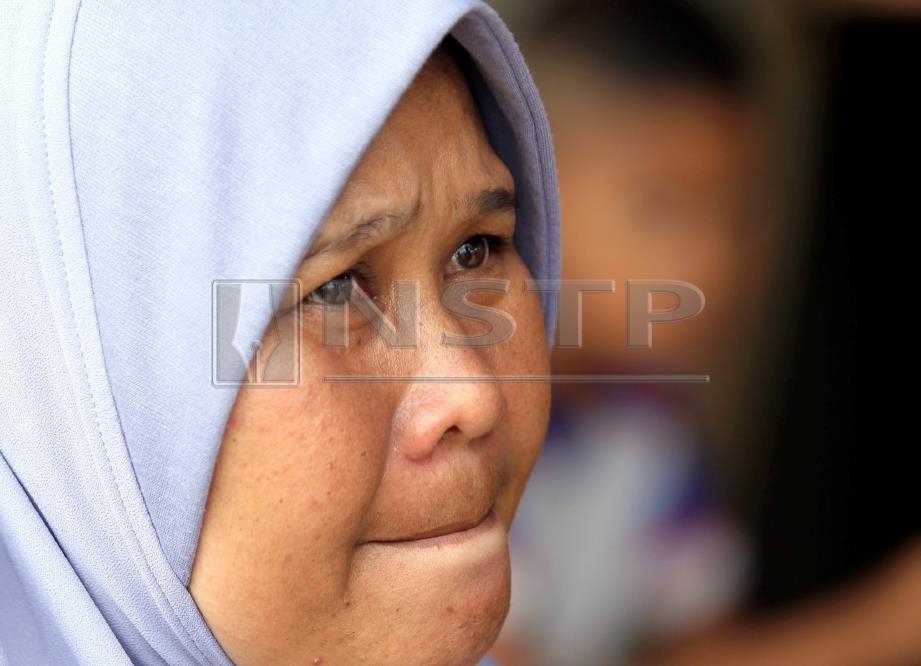 SOLIHAH dibawa ke IPD Pekan, hari ini untuk diambil keterangan bagi membantu siasatan kes bunuh Siti Masitah. FOTO Muhd Asyraf Sawal.