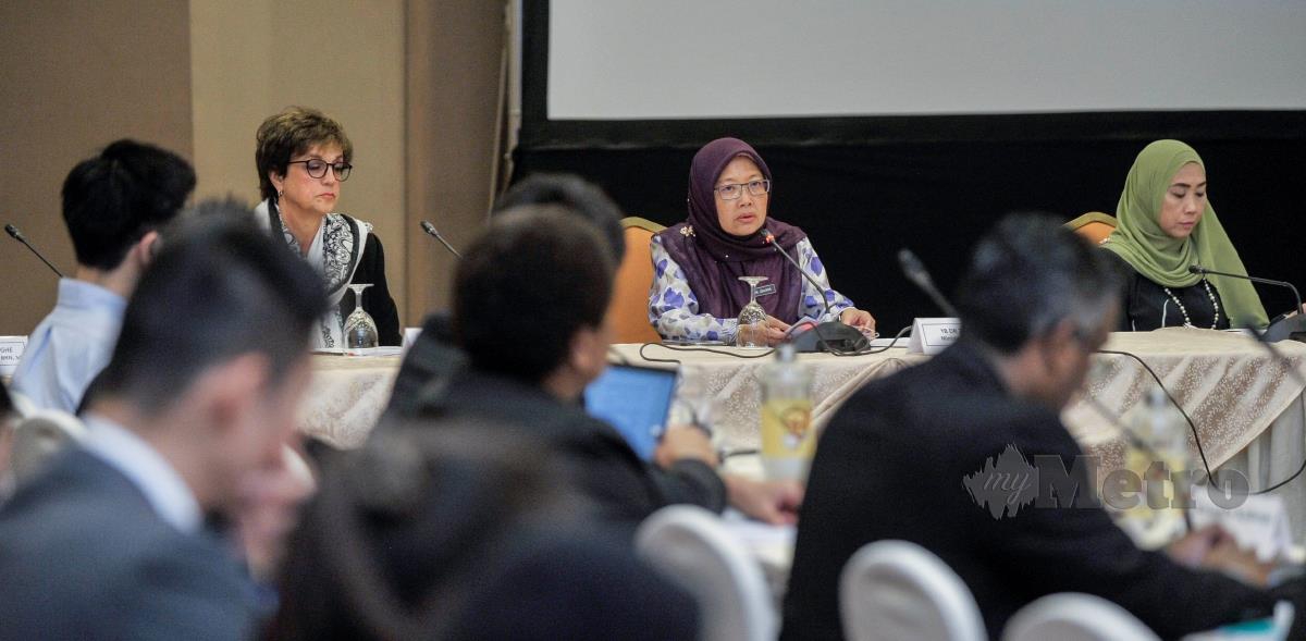 Zaliha (tengah) menyampaikan ucapan ketika Mesyuarat Persediaan untuk Sesi Ke-10 Persidangan Pihak (COP) kepada WHO FCTC dan Sesi Ketiga Mesyuarat Pihak-pihak kepada Protokol untuk Menghapuskan Perdagangan Illiciy dalam Produk Tembakau di Everly Hotel di Putrajaya. FOTO AIZUDDIN SAAD