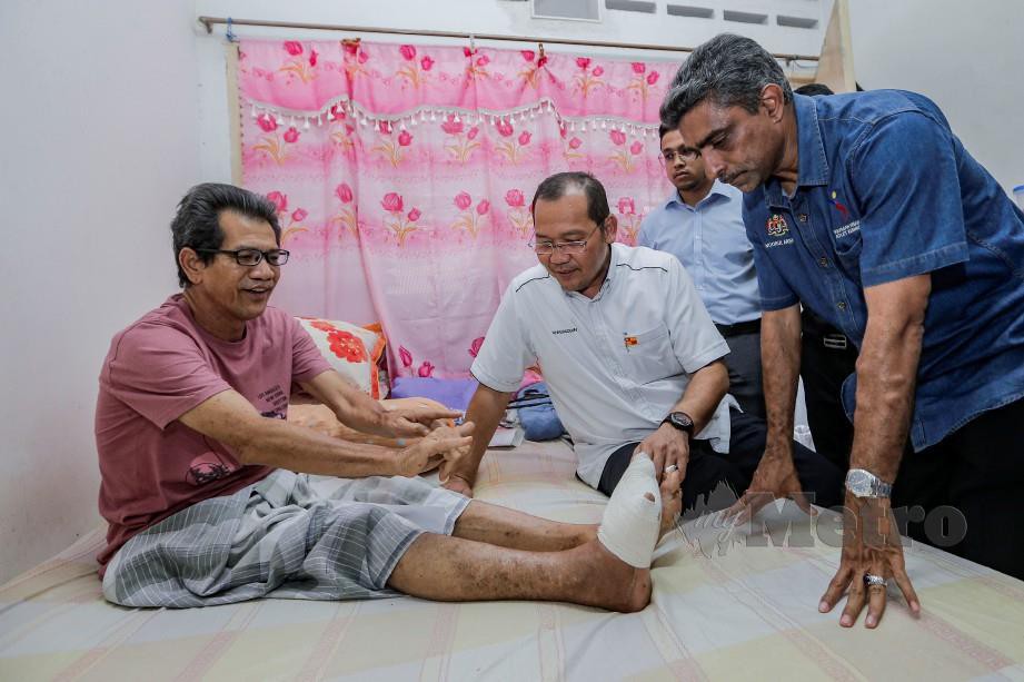 (Dari kanan), Noorul Ariffin, Khairuddin melawat bekas pemain bola sepak Selangor, Zapril Hashim yang mengalami penyakit kencing manis pada program ziarah dan sumbangan di Chow Kit, Kuala Lumpur. FOTO Aizuddin Saad