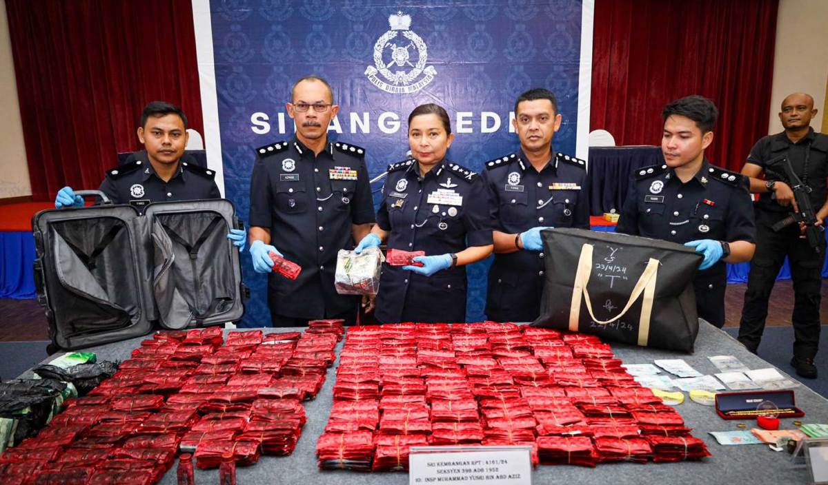 S SASIKALA Devi (tengah) menunjukkan dadah yang dirampas di Lapangan Terbang Antarabangsa Kuala Lumpur (KLIA) 2.