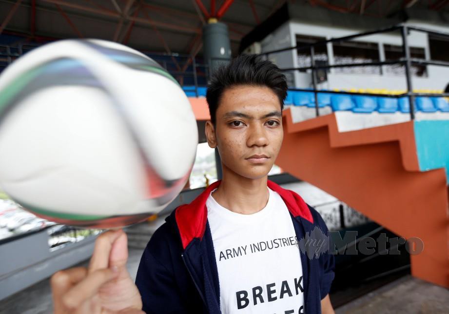 Muhammad Zuhairi memiliki bakat bermain bola sepak gaya bebas. FOTO Supian Ahmad