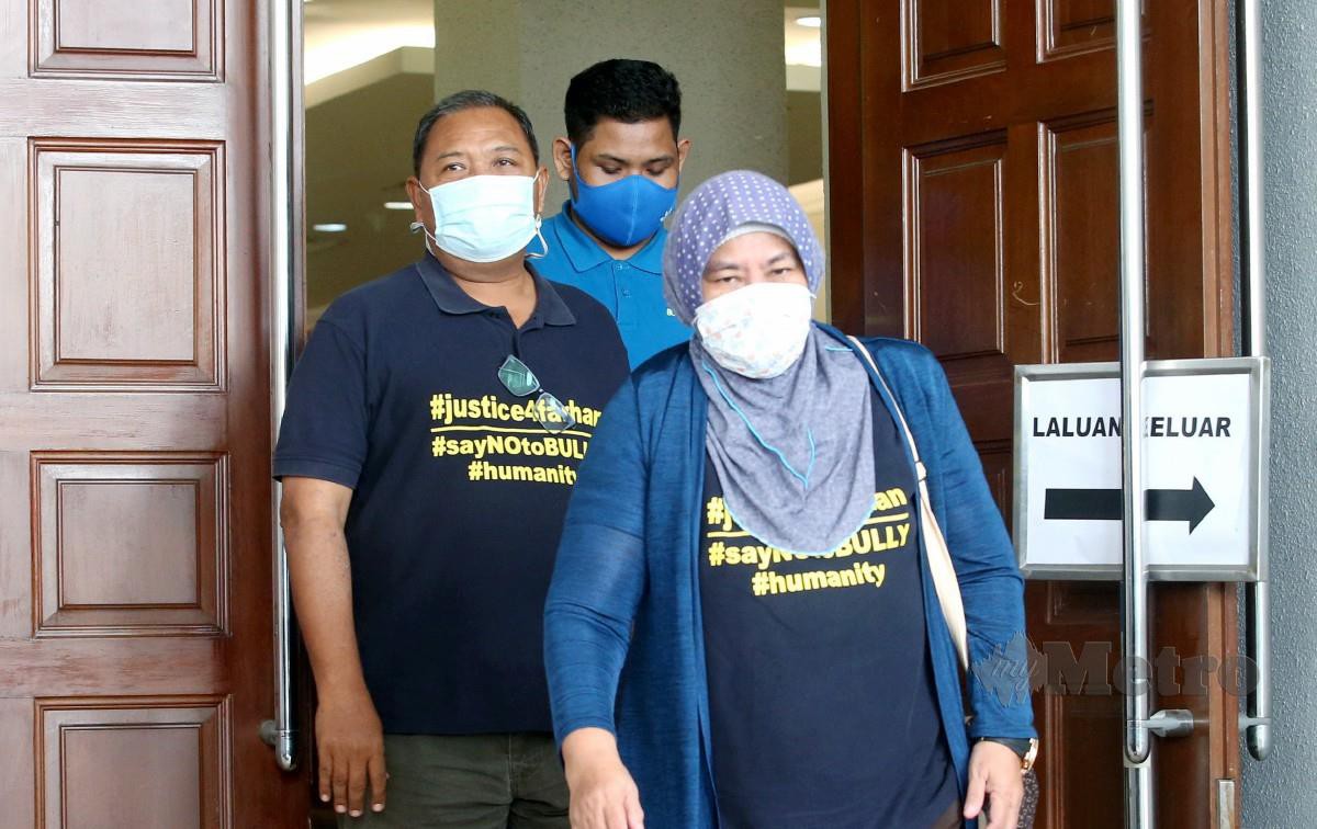 ZULKARNAIN dan Hawa keluar dari di Kompleks Mahkamah Kuala Lumpur. FOTO Eizairi Shamsudin