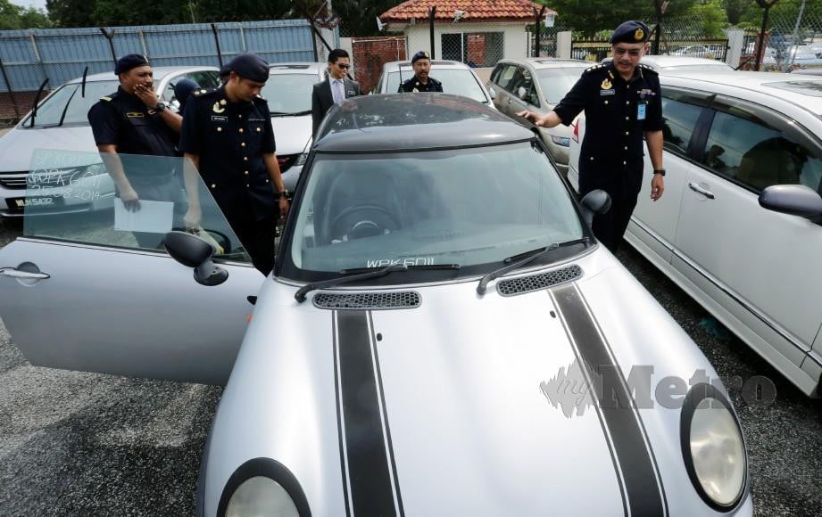 PENGARAH JPJ Terengganu, Zulkarnain Yasin (kanan) bersama pegawainya melihat kenderaan klon yang disita pada sidang media sempena penutupan ops HRA 2019 dan Promosi Lelongan Awam Kenderaan Sita di JPJ Terengganu. FOTO NSTP Rozainah Zakaria