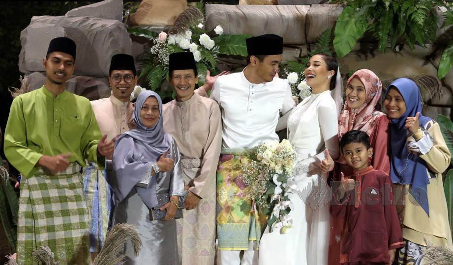 ZAINOL (empat kiri) bergambar bersama keluarga ketika majlis pernikahan anaknya, Zahirah dan suami, Aiman Hakim Ridza . FOTO Hairul Anuar Rahim