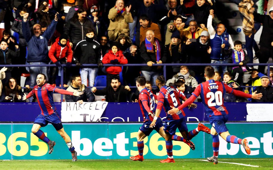 PEMAIN Levante, Pazzini (kiri) rai gol jaringannya ketika menentang Real Madrid.