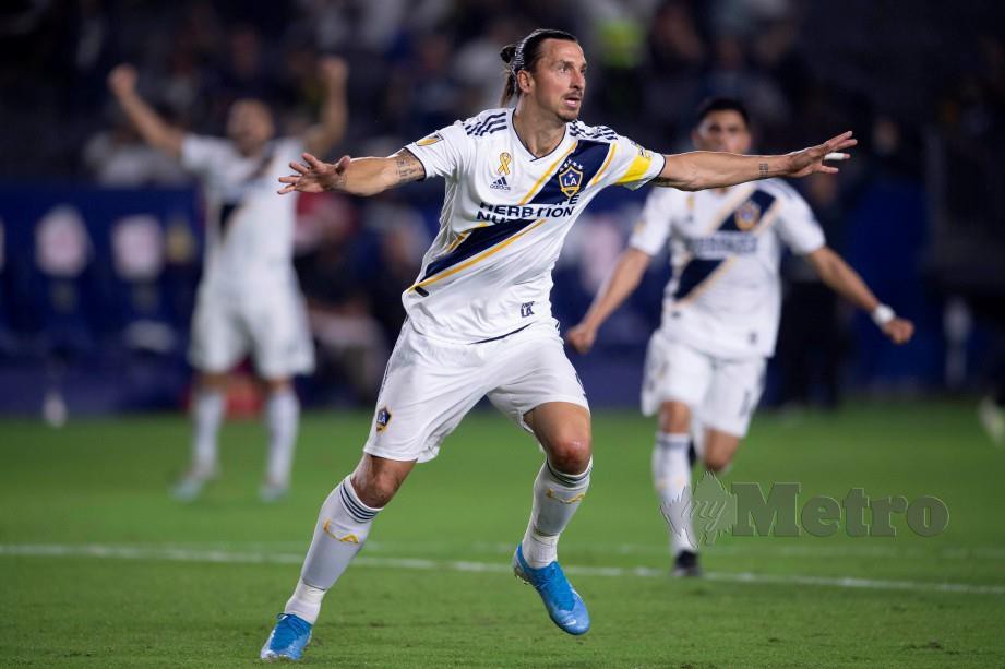 Zlatan Ibrahimovic (depan) meraikan jaringan ketika beraksi di liga MLS Amerika Syarikat. FOTO Agensi