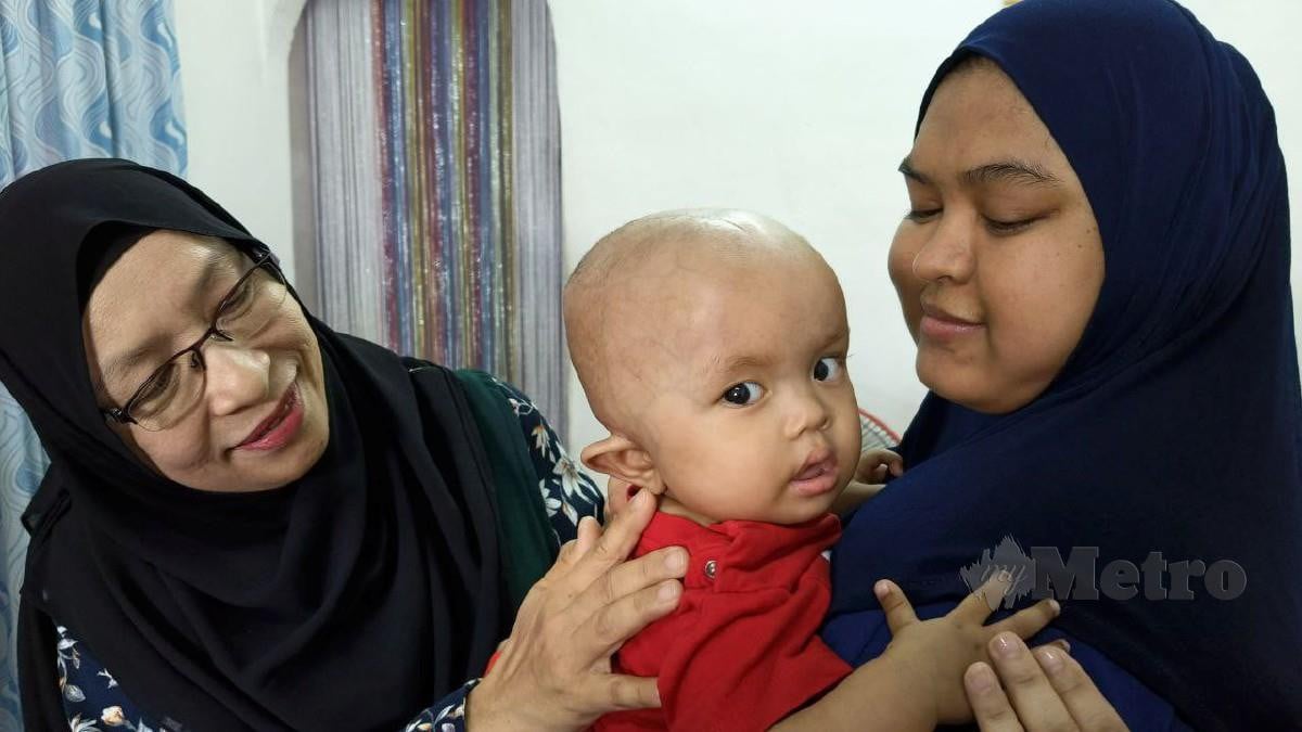 PENGERUSI CSM, Zuraini Kamal (kiri) ketika melawat Ahmad Naufal Rayyan yang menghidap kanser otak sambil ditemani ibunya, Nurul Alia Ahmad Haizal. FOTO Zuliaty Zulkiffli