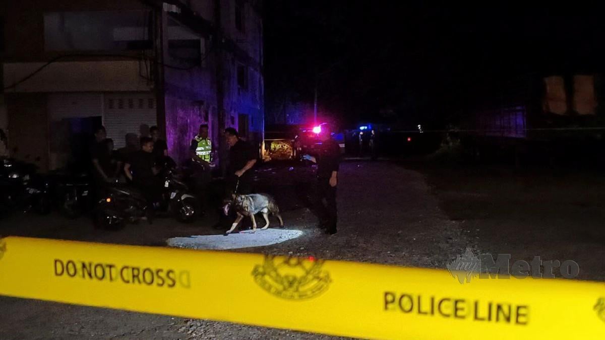 UNIT Anjing Pengesan (K-9) melakukan pemeriksaan di sekitar  lokasi penemuan dua mayat wanita. FOTO Zuliaty Zulkiffli