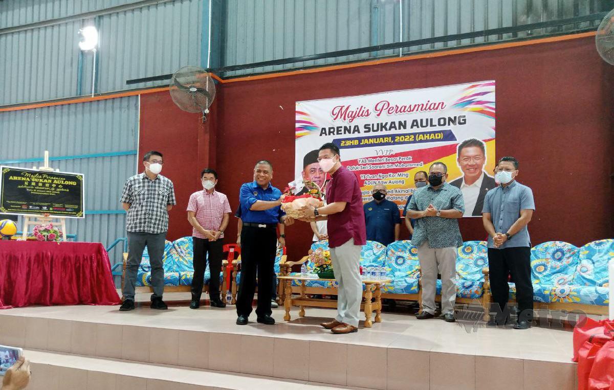 SAARANI bersama Kor Ming pada Majlis Perasmian Arena Sukan Aulong di Aulong, di sini, hari ini. FOTO Muhammad Zulsyamini Sufian Suri