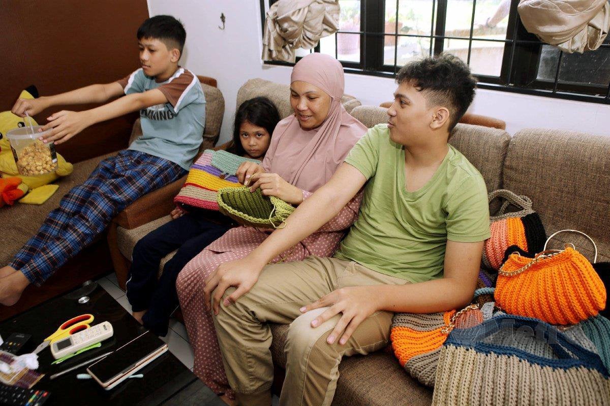 Zurini bersama tiga orang anaknya di kediaman mereka di Kuching. FOTO NADIM BOKHARI
