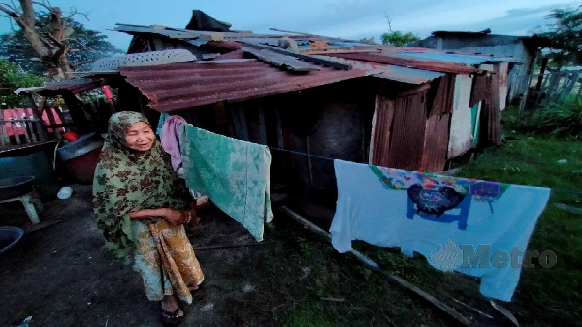 Rabiah tinggal sendirian di rumahnya yang dihasilkan daripada kayu terbuang. Foto Nik Abdullah Nik Omar 