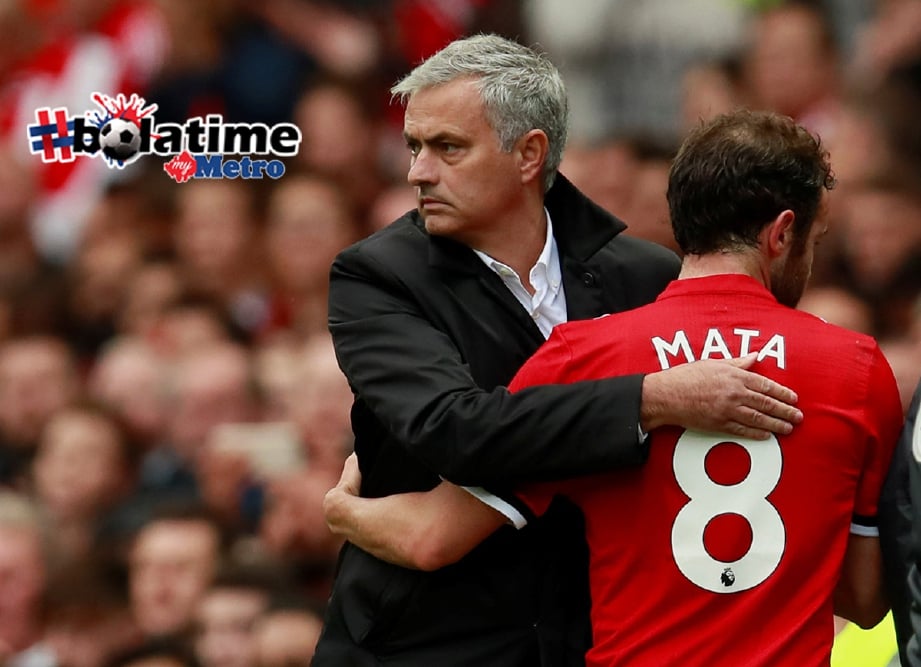 MOURINHO memeluk Juan Mata ketika aksi menentang Everton. -Foto AFP