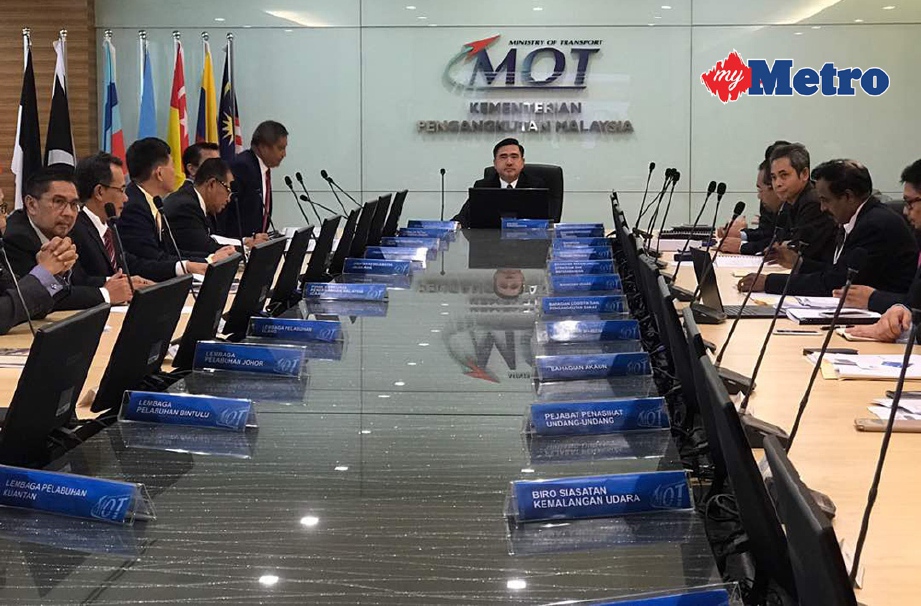 ANTHONY  mengadakan pertemuan dengan pengurusan tertinggi kementerian di bangunan Kementerian Pengangkutan, Putrajaya. FOTO/ZANARIAH ABD MUTALIB