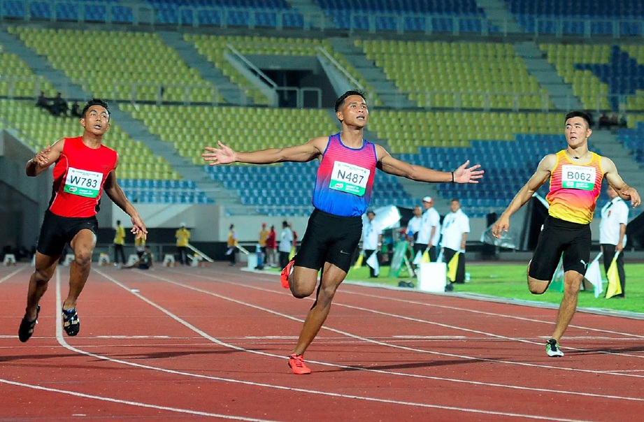 HAIKAL (tengah) akan lakukan apa sahaja untuk rebut tempat pelari nombor  satu 4x100 meter. -Foto MOHD SYAFIQ RIDZUAN AMBAK