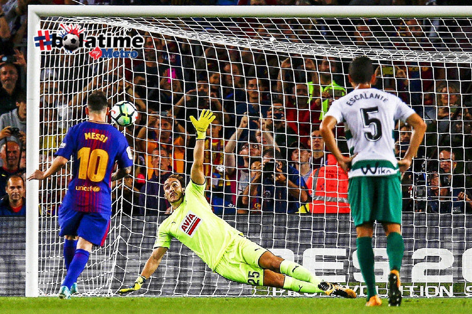 MESSI (kiri) jaring gol pertama Barcelona. Foto EPA