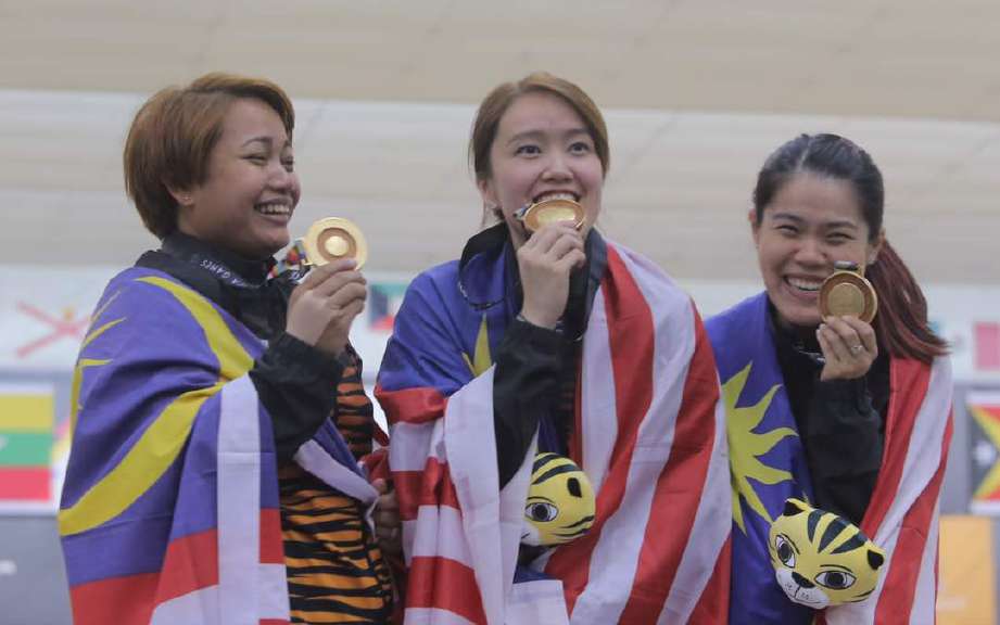 PEMAIN boling negara, dari kiri Shalin Zulkifli, Sin Li Jane dan Ester Cheah memperagakan pingat emas yang dimenangi dalam acara bowling trio wanita. -Foto DANIAL SAAD