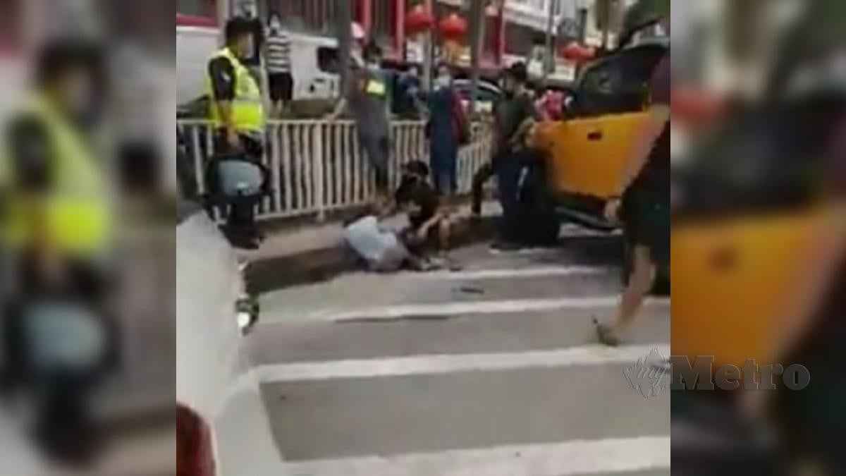 Wanita kurang siuman ditahan polis selepas merosakkan kenderaan di kawasan parkir di hadapan Plaza 333 di sini, semalam. Foto Ihsan Pembaca