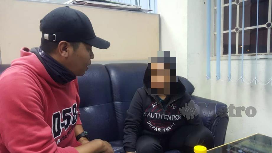 PEGAWAI AADK menyoal siasat gadis yang ditahan selepas disyaki menagih syabu di di Kampung Sri Pandan Petagas, Putatan di Kota Kinabalu pada tengah malam tadi.