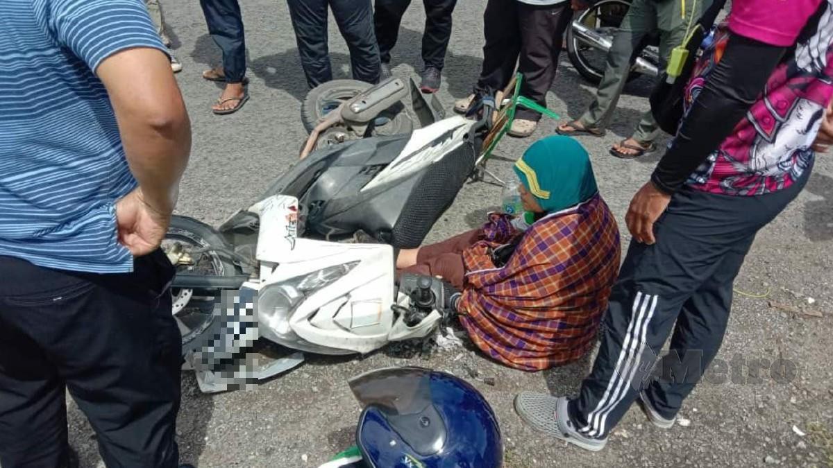 Hapsah terbabit dalam kemalangan di Jalan Lintas Labuk dekat Batu Tujuh di sini, semalam. Foto Ihsan Pembaca