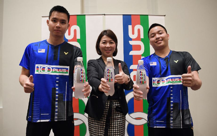 WAI Yin (tengah)  bersama  Aaron  (kanan) dan  Wooi Yik  di Akademi Badminton Malaysia hari ini. FOTO Bernama
