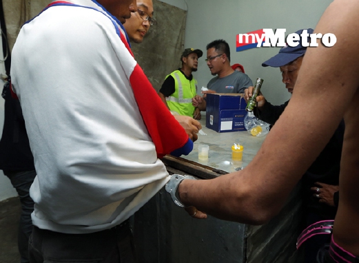 Anggota AADK memeriksa penghuni flat kos rendah Pak Mahat, Tanjung Lumpur, bagi mengesan penagih dadah, hari ini. - Foto ZULKEPLI OSMAN