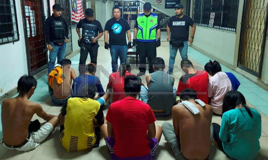 PEGAWAI AADK menyoal siasat 11 individu ditahan kerana disyaki menagih dadah dalam Ops Cegah di  sekitar Beaufort dan Kuala Penyu, awal pagi hari ini. FOTO ihsan AADK SABAH.