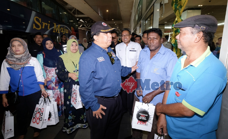 ABD Halim (tengah) berbual dengan pemandu bas ekspres selepas sidang media Ops Hari Raya Aidilfitri di Terminal Bersepadu Selatan (TBS) di Kuala Lumpur, hari ini. FOTO Luqman Hakim Zubir.