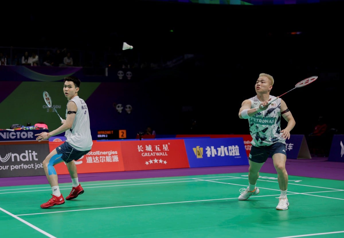AKSI beregu lelaki negara, Aaron Chia (kanan) dan Soh Wooi Yik (kiri) ketika menentang Law Cheuk Him dan Yeung Shing Choi dari Hong Kong dalam saingan Kumpulan D Kejohanan Badminton Piala Thomas 2024 di Pusat Sukan Chengdu High-Tech Zon hari ini. FOTO BERNAMA