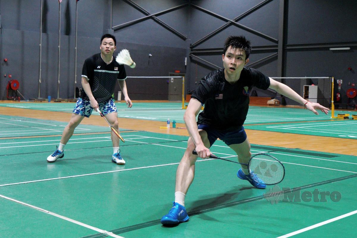 Pasangan beregu negara, Aaron Chia (kiri) dan Soh Wooi Yik ketika sesi latihan skuad badminton negara di Akademi Badminton Malaysia Bukit Kiara. FOTO FARHAN RAZAK