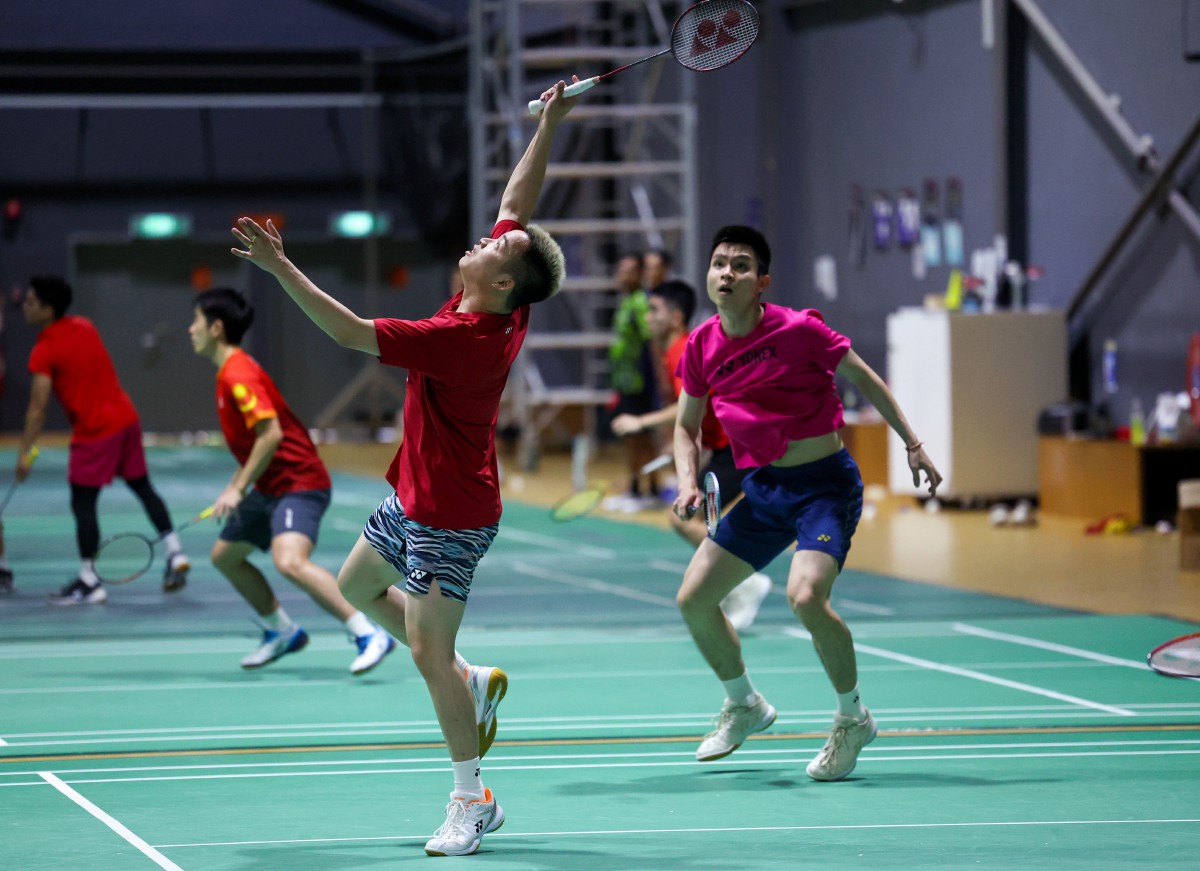 PEMAIN beregu lelaki negara, Aaron Chia (kiri) dan Soh Wooi Yik pada sesi latihan skuad badminton kebangsaan di Akademi Badminton Malaysia, Bukit Kiara. FOTO BERNAMA