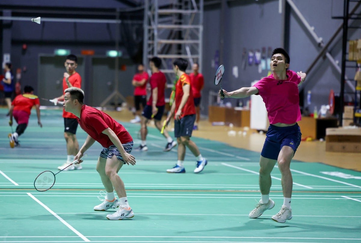 PEMAIN beregu lelaki negara, Aaron Chia (kiri) dan Soh Wooi Yik giat menjalani latihan di Akademi Badminton Malaysia (ABM), Bukit Kiara. FOTO BERNAMA