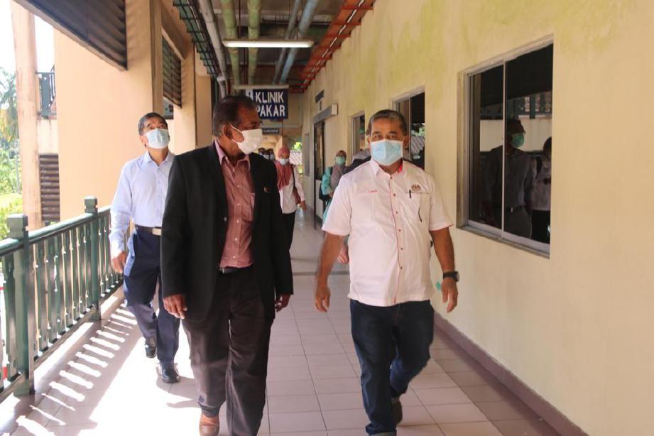 AARON (kanan) ketika mengadakan lawatan kerja ke Hospital Bintulu. 