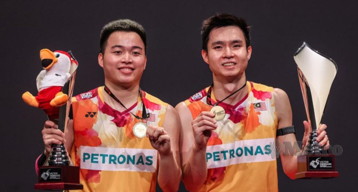 AARON (kiri) dan Wooi Yik tersenyum lebar selepas muncul juara Terbuka Denmark. FOTO FB AARON CHIA 